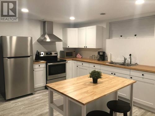 7127 Foxridge Avenue, Prince George, BC - Indoor Photo Showing Kitchen With Double Sink