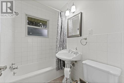 3456 Everts Avenue, Windsor, ON - Indoor Photo Showing Bathroom