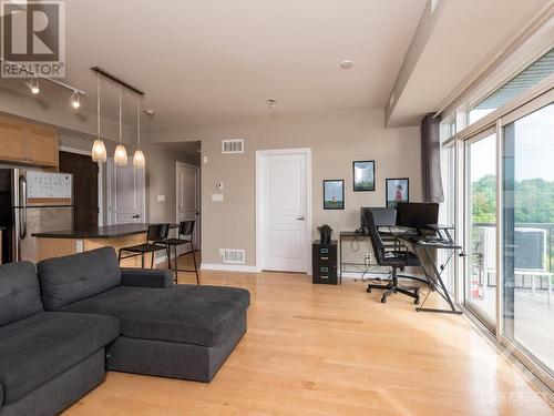 655 Beauparc Private Unit#402, Ottawa, ON - Indoor Photo Showing Living Room