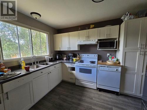 7957 Rochester Crescent, Prince George, BC - Indoor Photo Showing Kitchen With Double Sink