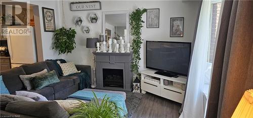 Warm, inviting - 4509 Sussex Drive, Niagara Falls, ON - Indoor Photo Showing Living Room With Fireplace