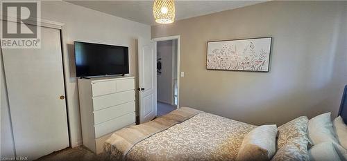 4509 Sussex Drive, Niagara Falls, ON - Indoor Photo Showing Bedroom