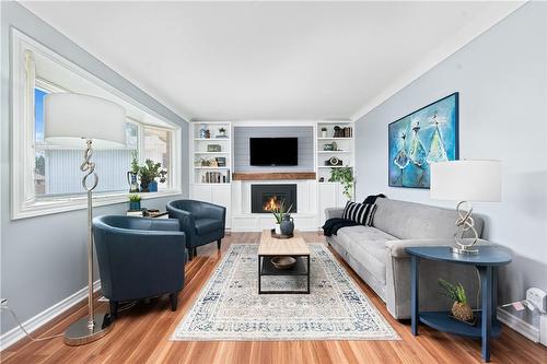 3085 Kingswood Crescent, Niagara Falls, ON - Indoor Photo Showing Living Room With Fireplace