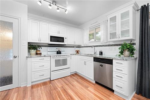 3085 Kingswood Crescent, Niagara Falls, ON - Indoor Photo Showing Kitchen