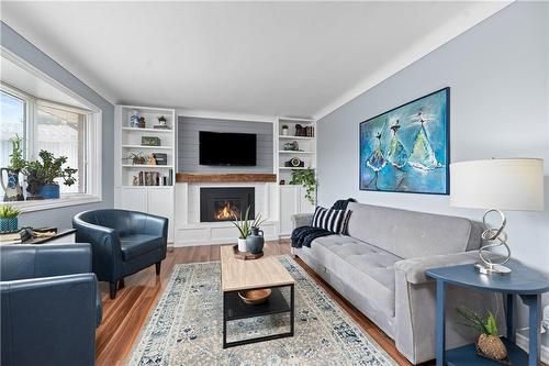 3085 Kingswood Crescent, Niagara Falls, ON - Indoor Photo Showing Living Room With Fireplace