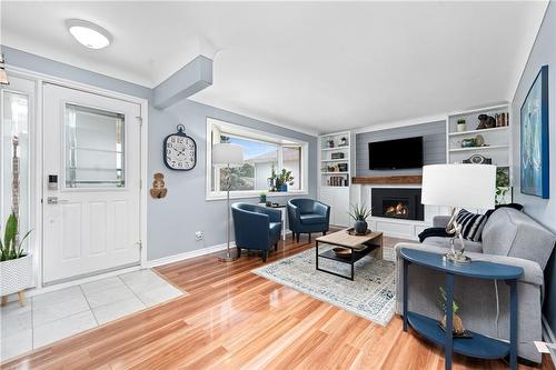 3085 Kingswood Crescent, Niagara Falls, ON - Indoor Photo Showing Living Room With Fireplace