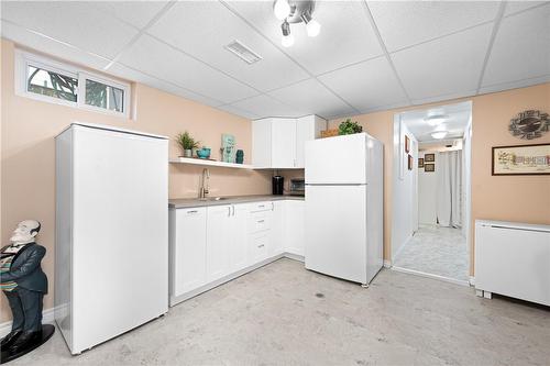 3085 Kingswood Crescent, Niagara Falls, ON - Indoor Photo Showing Kitchen