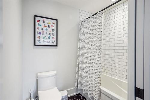 621 Hurd Avenue, Burlington, ON - Indoor Photo Showing Bathroom