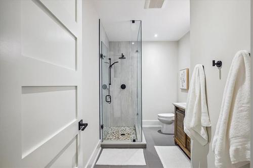 621 Hurd Avenue, Burlington, ON - Indoor Photo Showing Bathroom