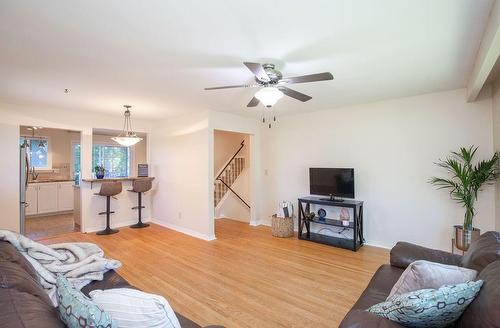 1431 Lewisham Drive, Mississauga, ON - Indoor Photo Showing Living Room