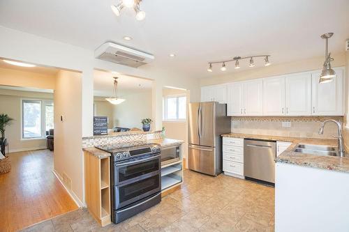 1431 Lewisham Drive, Mississauga, ON - Indoor Photo Showing Kitchen With Double Sink