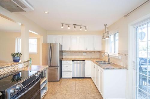 1431 Lewisham Drive, Mississauga, ON - Indoor Photo Showing Kitchen With Double Sink