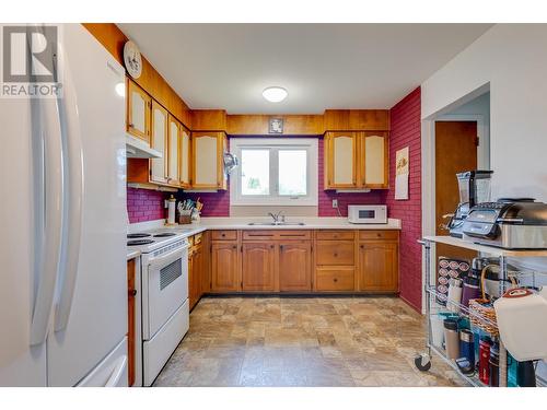 1262 Bednesti Crescent, Prince George, BC - Indoor Photo Showing Kitchen With Double Sink