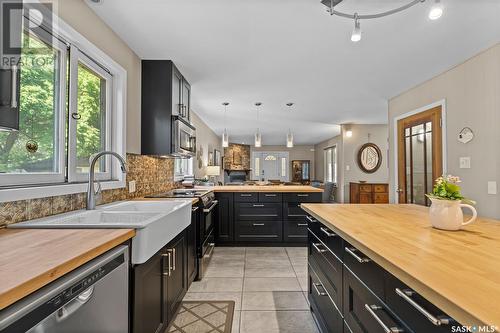 3328 Ortona Street, Saskatoon, SK - Indoor Photo Showing Kitchen With Upgraded Kitchen