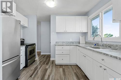 410 - 412 3Rd Street E, Delisle, SK - Indoor Photo Showing Kitchen With Double Sink