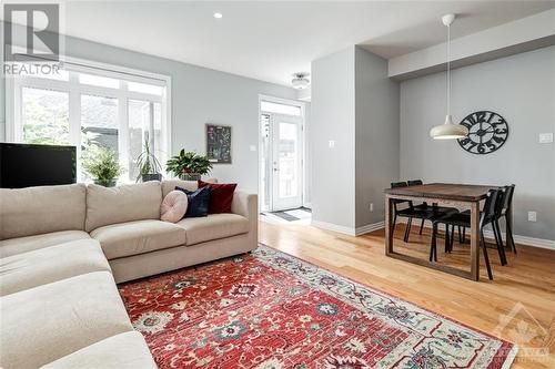 648 Mikinak Road, Ottawa, ON - Indoor Photo Showing Living Room