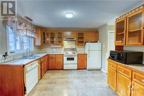 7865 Morningside Avenue, Ottawa, ON - Indoor Photo Showing Kitchen With Double Sink