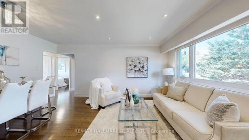 298 Penn Avenue, Newmarket, ON - Indoor Photo Showing Living Room