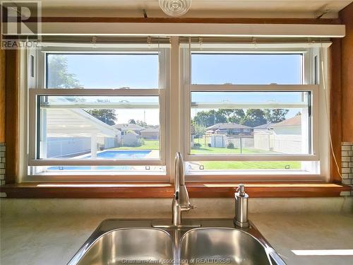 58 Coatsworth Avenue, Chatham, ON - Indoor Photo Showing Kitchen With Double Sink