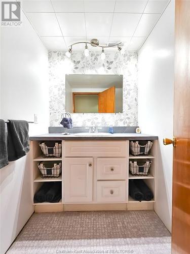 58 Coatsworth Avenue, Chatham, ON - Indoor Photo Showing Bathroom