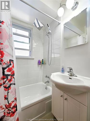 58 Coatsworth Avenue, Chatham, ON - Indoor Photo Showing Bathroom