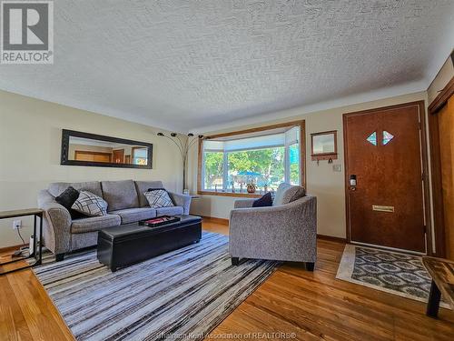 58 Coatsworth Avenue, Chatham, ON - Indoor Photo Showing Living Room