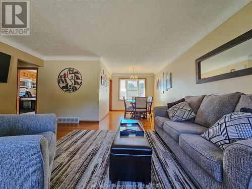 58 Coatsworth Avenue, Chatham, ON - Indoor Photo Showing Living Room