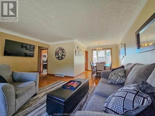 58 Coatsworth Avenue, Chatham, ON - Indoor Photo Showing Living Room