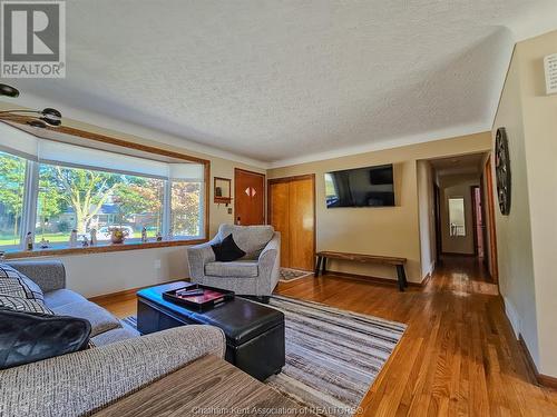 58 Coatsworth Avenue, Chatham, ON - Indoor Photo Showing Living Room