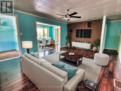 192 Circle Road, Hastings Highlands, ON - Indoor Photo Showing Living Room