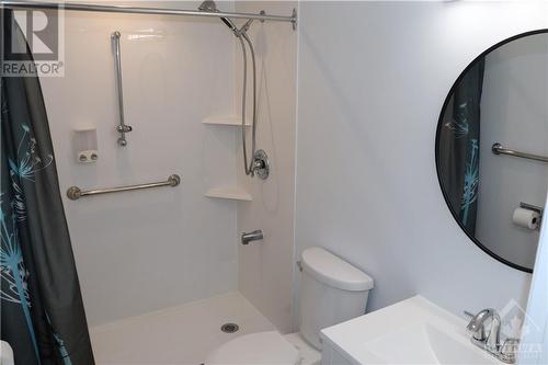 2500 Roman Avenue, Ottawa, ON - Indoor Photo Showing Bathroom