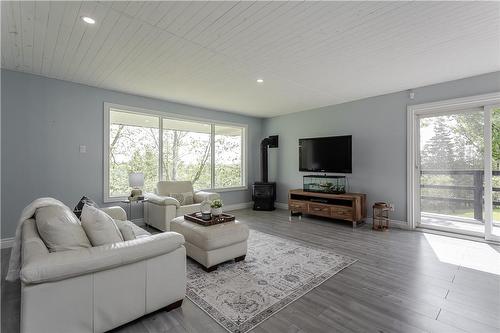 1119 8Th Concession Road W, Hamilton, ON - Indoor Photo Showing Living Room