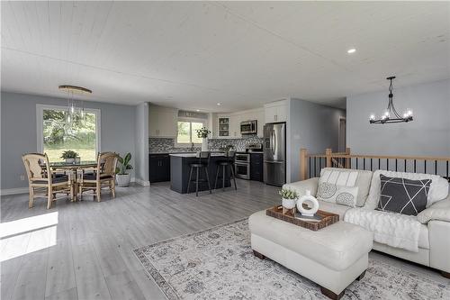 1119 8Th Concession Road W, Hamilton, ON - Indoor Photo Showing Living Room