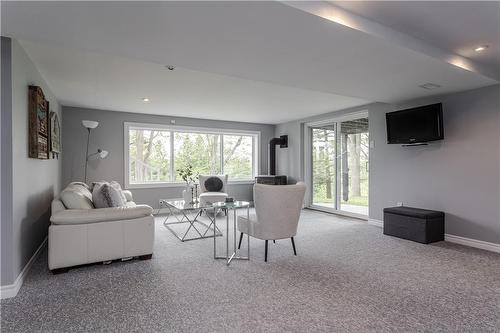 1119 8Th Concession Road W, Hamilton, ON - Indoor Photo Showing Living Room