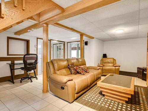 Salle familiale - 142 Ch. Du Moulin, Saint-Adolphe-D'Howard, QC - Indoor