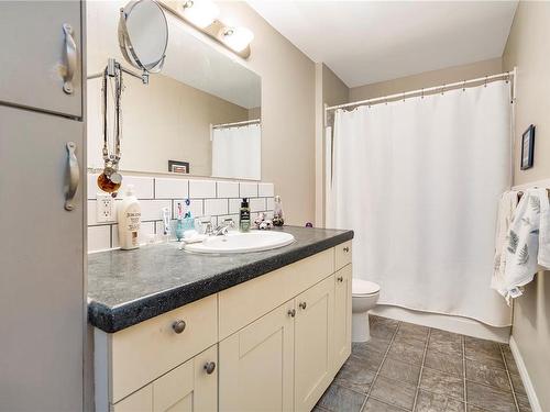 1441/1445 Montrose Ave, Nanaimo, BC - Indoor Photo Showing Bathroom