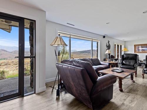 5657 Beaton Road, Kamloops, BC - Indoor Photo Showing Living Room