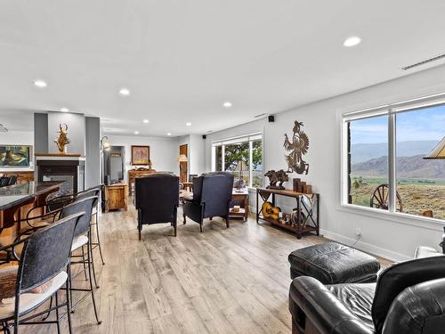 5657 Beaton Road, Kamloops, BC - Indoor Photo Showing Living Room