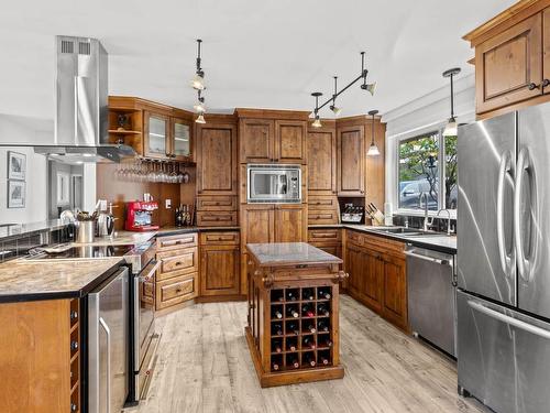 5657 Beaton Road, Kamloops, BC - Indoor Photo Showing Kitchen With Double Sink With Upgraded Kitchen