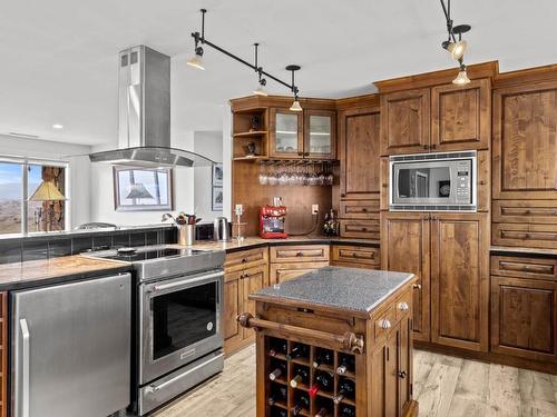 5657 Beaton Road, Kamloops, BC - Indoor Photo Showing Kitchen