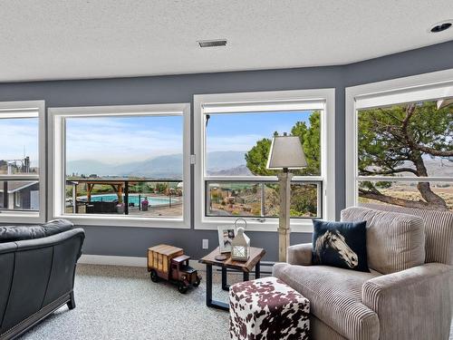 5657 Beaton Road, Kamloops, BC - Indoor Photo Showing Living Room