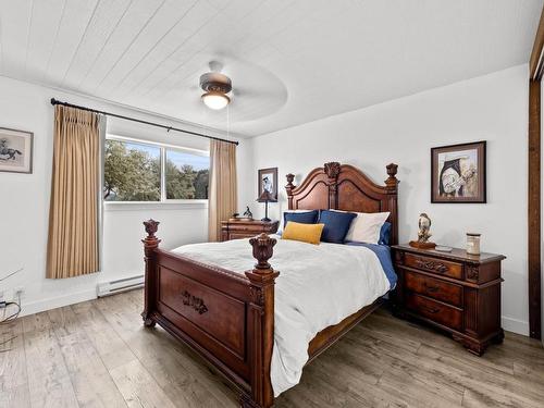 5657 Beaton Road, Kamloops, BC - Indoor Photo Showing Bedroom