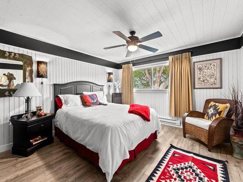 5657 Beaton Road, Kamloops, BC - Indoor Photo Showing Bedroom