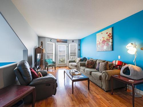 12-245 Whistler Drive, Kamloops, BC - Indoor Photo Showing Living Room