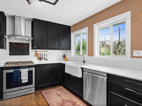 1039 Fraser Street, Kamloops, BC - Indoor Photo Showing Kitchen With Upgraded Kitchen