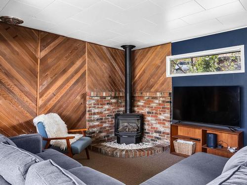 1039 Fraser Street, Kamloops, BC - Indoor Photo Showing Living Room With Fireplace