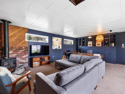 1039 Fraser Street, Kamloops, BC - Indoor Photo Showing Living Room With Fireplace