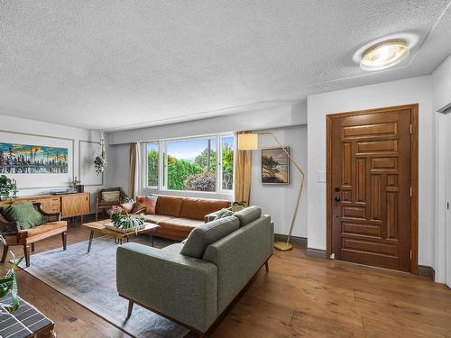 1039 Fraser Street, Kamloops, BC - Indoor Photo Showing Living Room