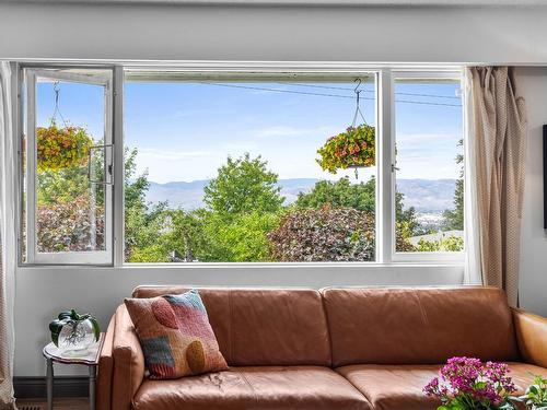 1039 Fraser Street, Kamloops, BC - Indoor Photo Showing Living Room