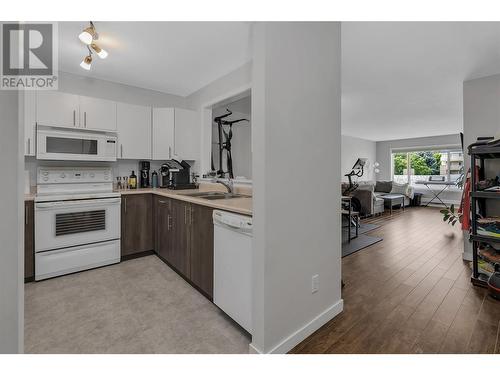 400 Sutton Crescent Unit# 103, Kelowna, BC - Indoor Photo Showing Kitchen With Double Sink